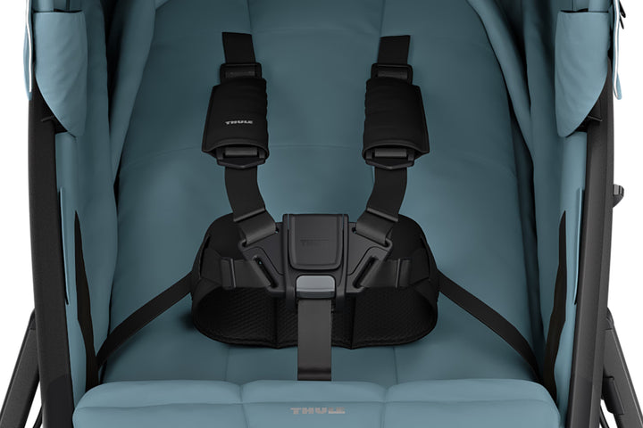 Thule Urban Glide 3 in Mid Blue on Black - magnetic buckle