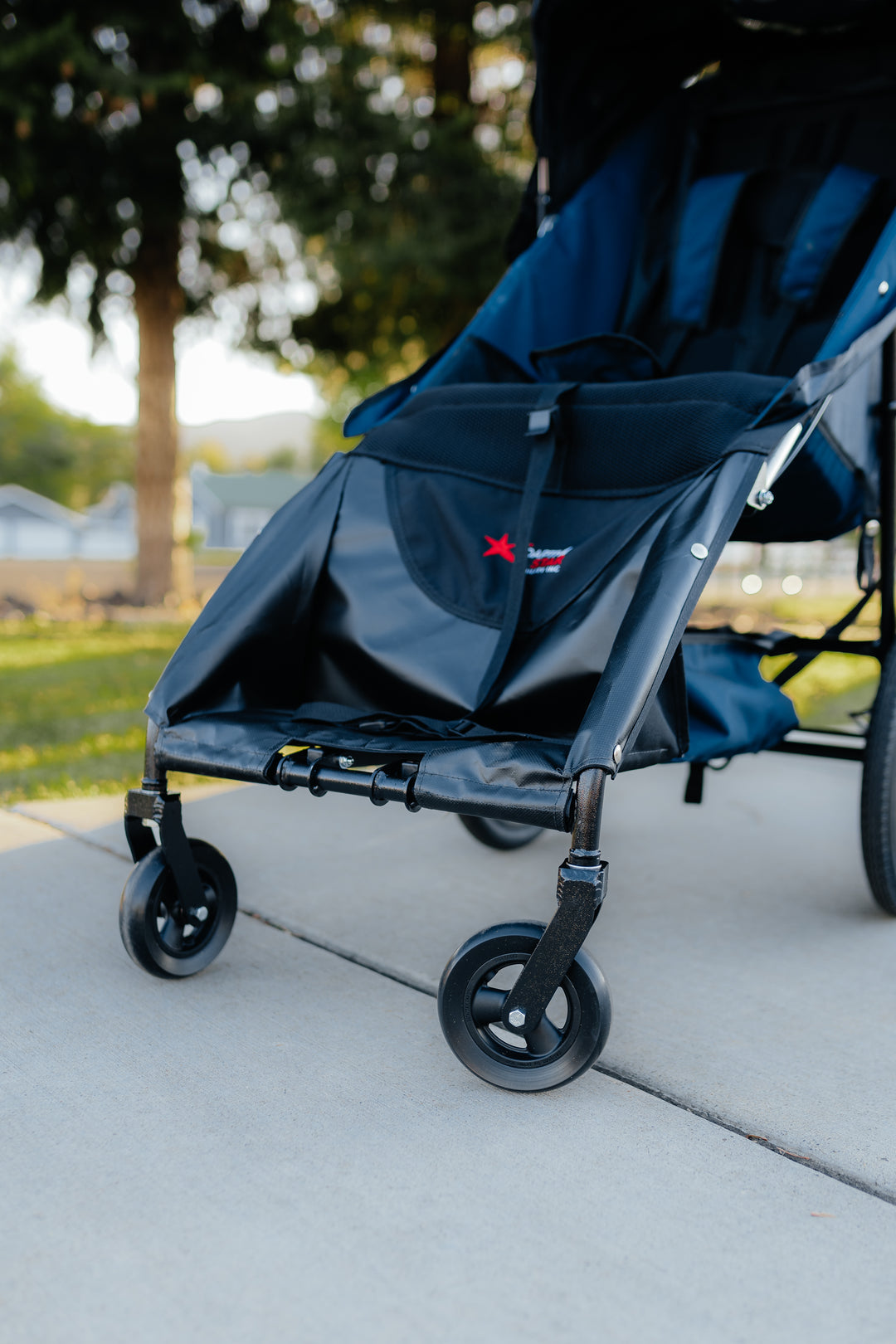 Adaptive Star Axiom LASSEN 4 Lassen Push Chair - Navy wheels 
